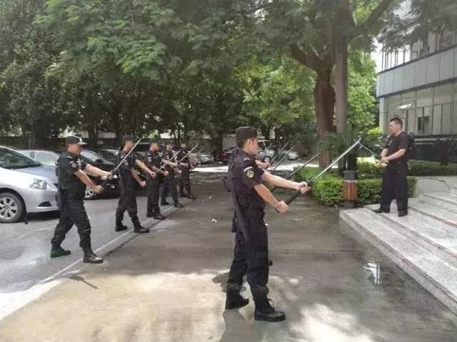 原创警察身背"大宝剑"巡逻,为何现代民警喜欢用冷兵器?