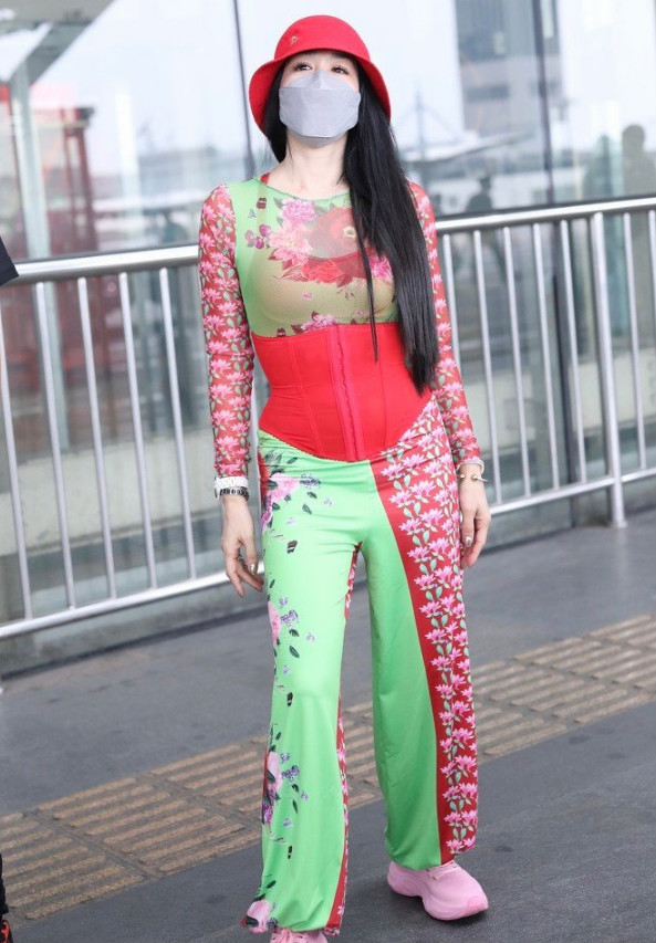 张伦|张伦硕眼光太好了！49岁钟丽缇穿腰封出行，这哪里像老太婆？