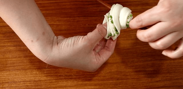 怎样做花卷的葱不变黄 b68bbae6450645d4809c06c0143ad97d.png