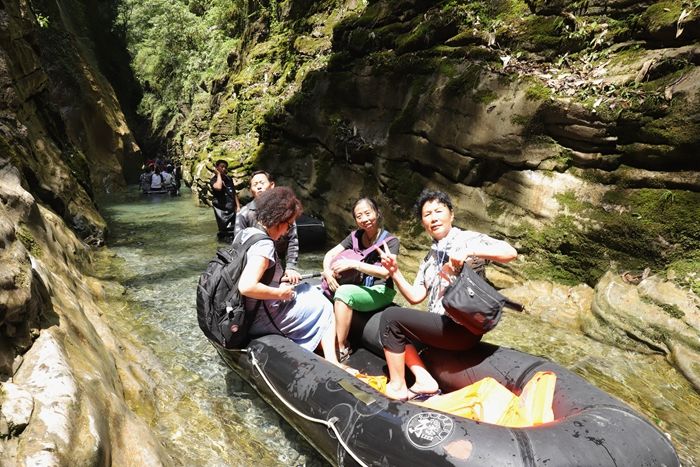 我们于2019年6月4日到躲避峡旅游,风景确实很美.