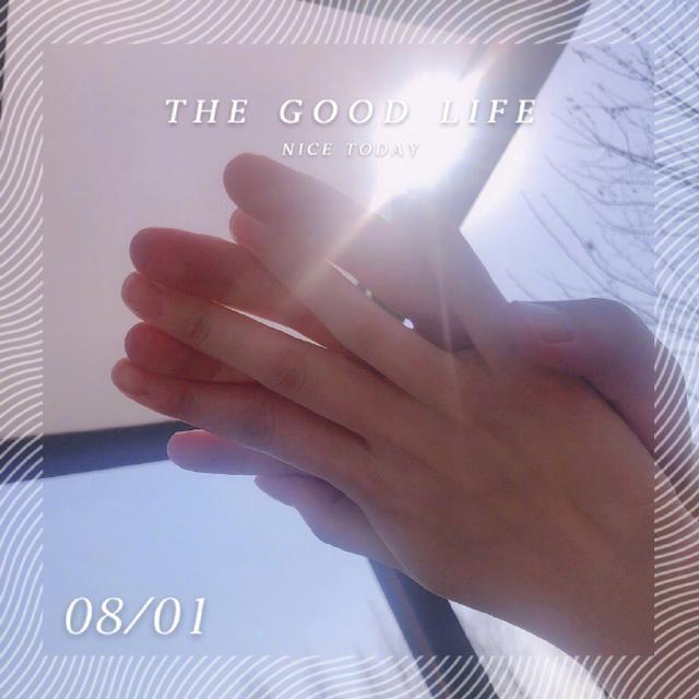 张馨予高调秀恩爱，混搭造型亮相机场，手机壳