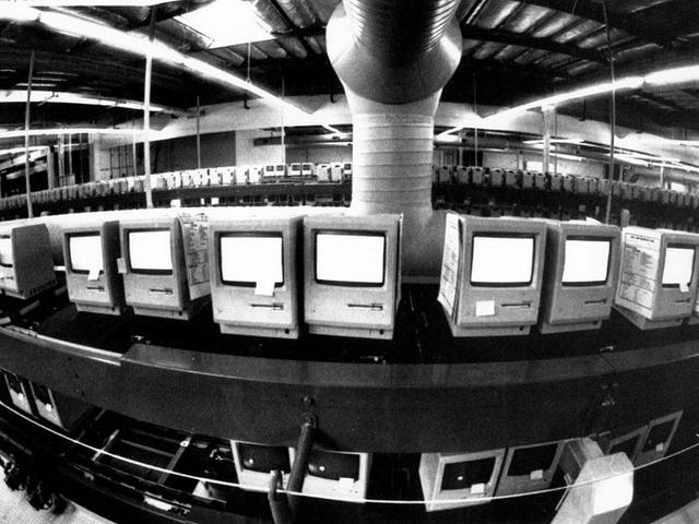 原创比尔·盖茨和乔布斯30年相爱相杀最终铸就微软和苹果的成功