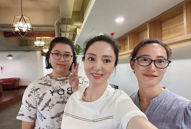 董璇好友聚会!和多名男性亲密合照,离婚后容光焕发更开放
