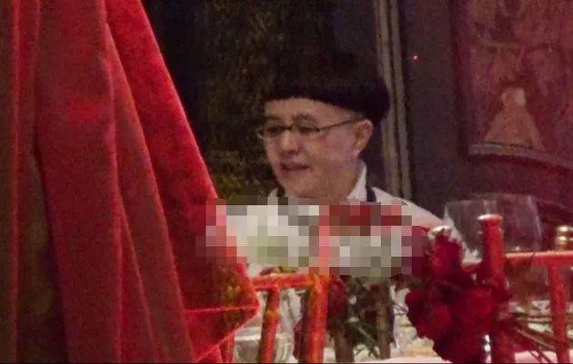 央视老主持聚会，金龟子王宁发福显老态，朱时