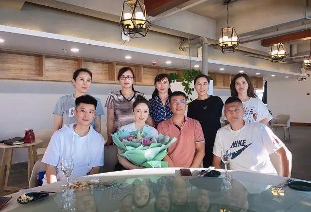 董璇好友聚会!和多名男性亲密合照,离婚后容光焕发更开放