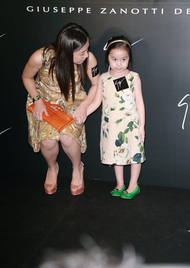 回阔|甘比终于做了回阔太！穿印花裙踩高跟很贵气，女儿一身打扮显老气