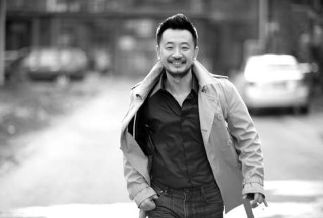 黄海波镜头前跟老婆秀恩爱，眼睛和肢体语言骗