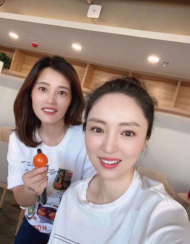 董璇好友聚会!和多名男性亲密合照,离婚后容光焕发更开放
