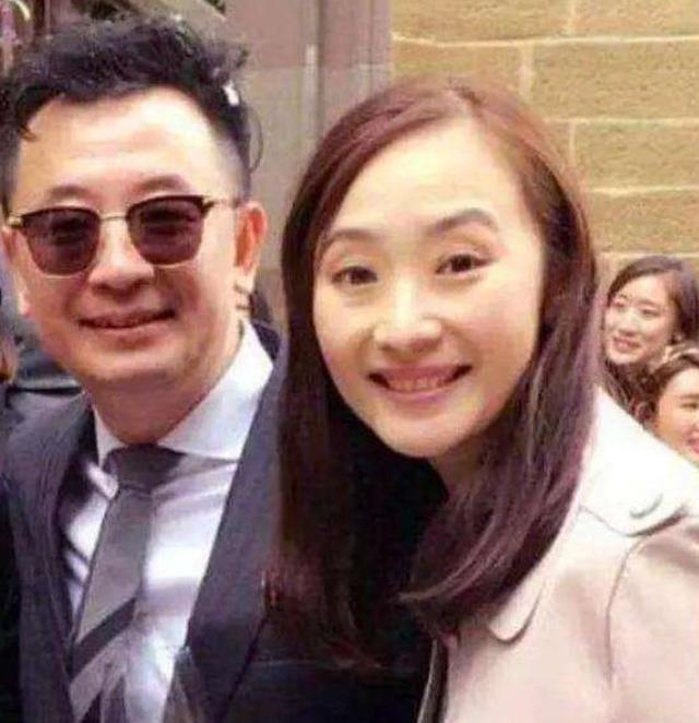 黄海波镜头前跟老婆秀恩爱，眼睛和肢体语言骗