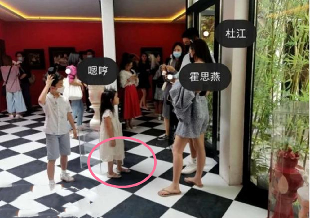 原创霍思燕女儿“哎呦喂”再添实锤？杜江全家出游，嗯哼妹妹疑现身