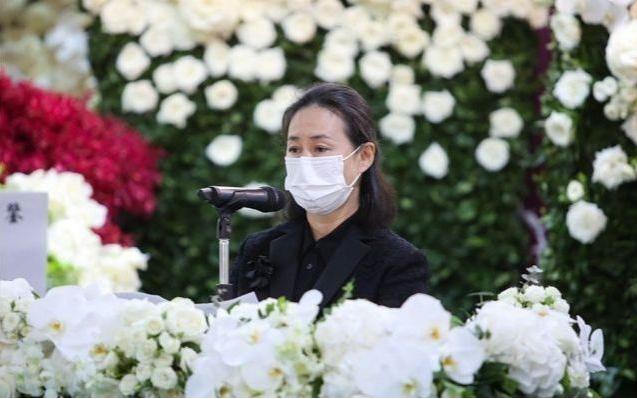 圆领|赌王遗体转移后何超琼现身，圆领上衣配包臀裙，彰显女人高级品味