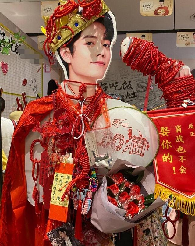 扎心！227粉丝商场下班前偷偷涂鸦肖战签名墙，
