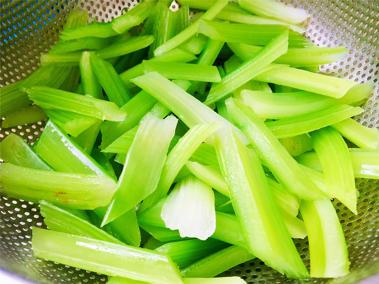 西芹|记得给家人吃这个菜，清热排毒赶走湿气，安稳度过三伏明日末伏