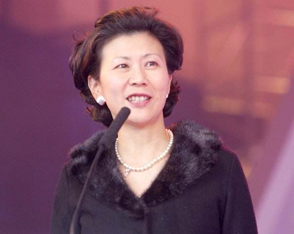 李嘉诚女友与闺蜜何超琼难得同框，两位百亿富
