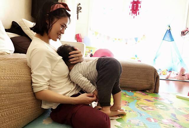 原创"我喂奶时,公公不懂回避",年轻宝妈的尴尬:是否要直接讲明?