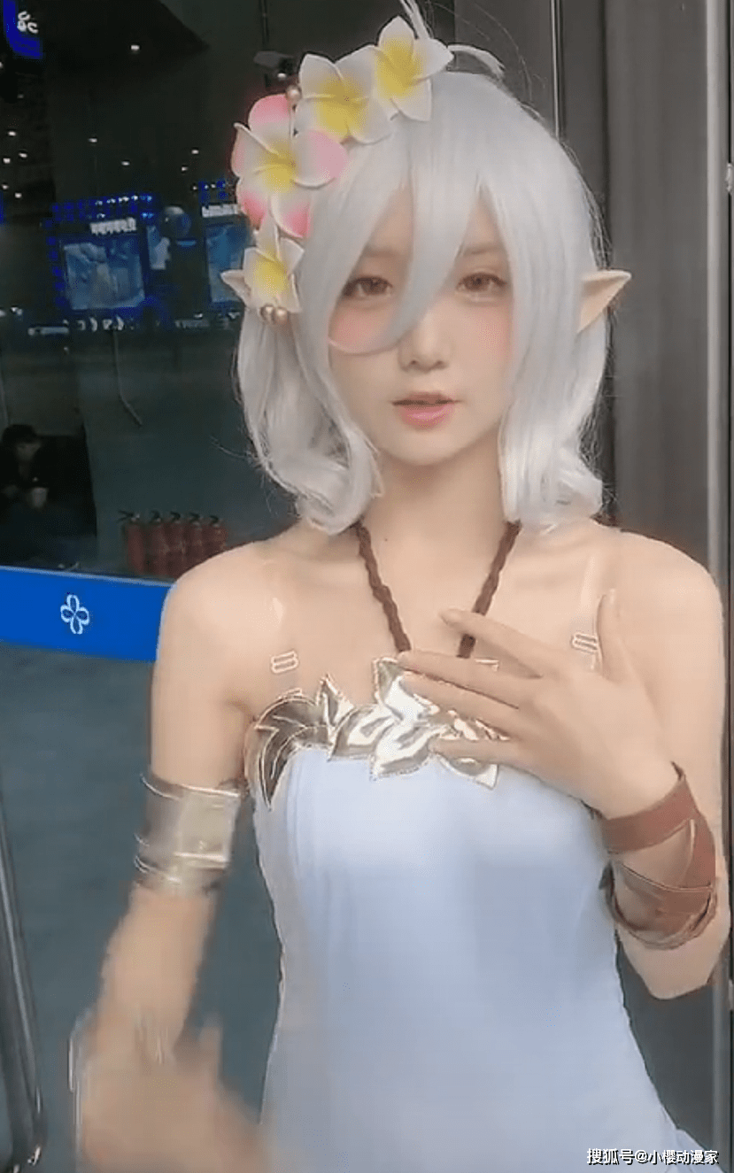 其他作品看起来确实是个妹子,但那个可可萝泳装图是真的像女装大佬!