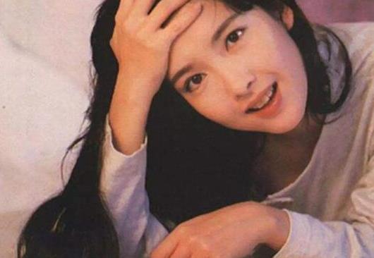 她是众多男人的女神,为了美貌不生孩子,现在52岁像少女