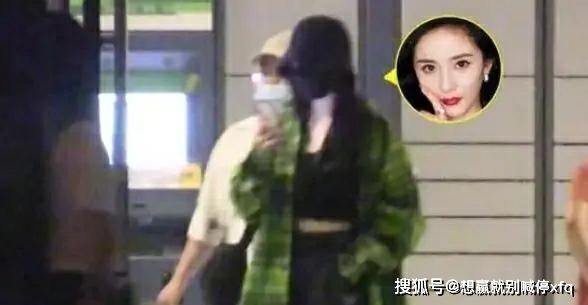 原创杨幂女儿正面照罕见曝光，看到真实样貌，网友：难怪不愿公开