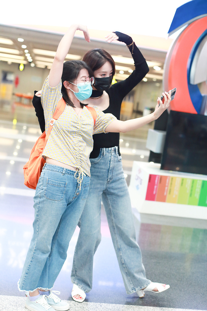 蓝盈莹李斯丹妮机场拥抱 花式比心实力宠粉儿