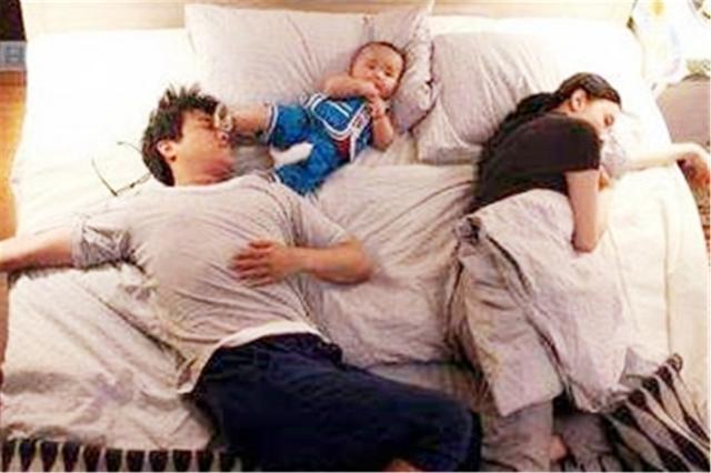 原创 宝宝睡觉满床打滚不消停，大人也跟着睡眠不佳，可能犯了四个错误