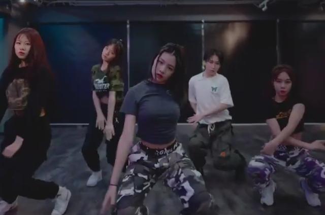 苹果|原创汪峰大女儿小苹果晒舞蹈视频，表情管理到位，稳居C位又美又飒