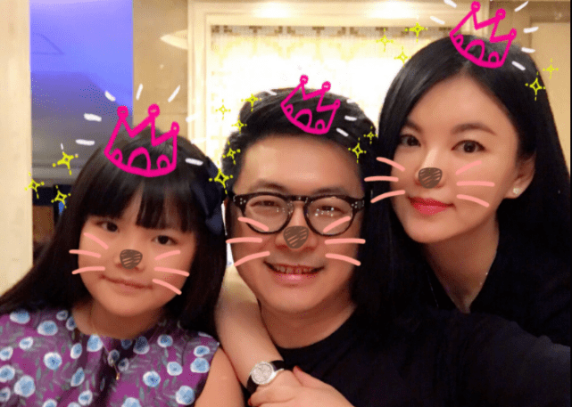 “上有老下有小”知名导演与神秘女子搂搂抱抱
