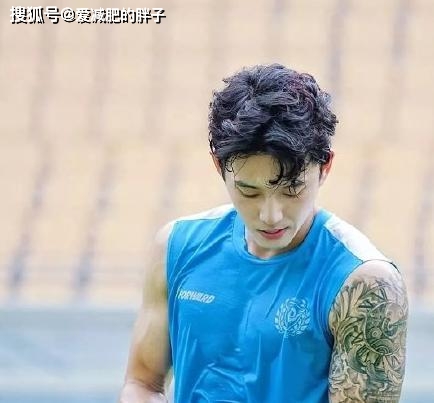 
97年韩国足球运发动 靠颜值在中国走红 像极了韩剧男主角‘