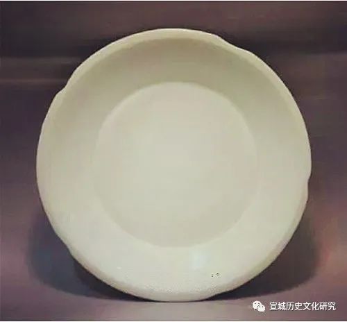 五代白瓷五花式口盘,口径13公分,底径7.1公分,高2.3公分,台北故宫藏