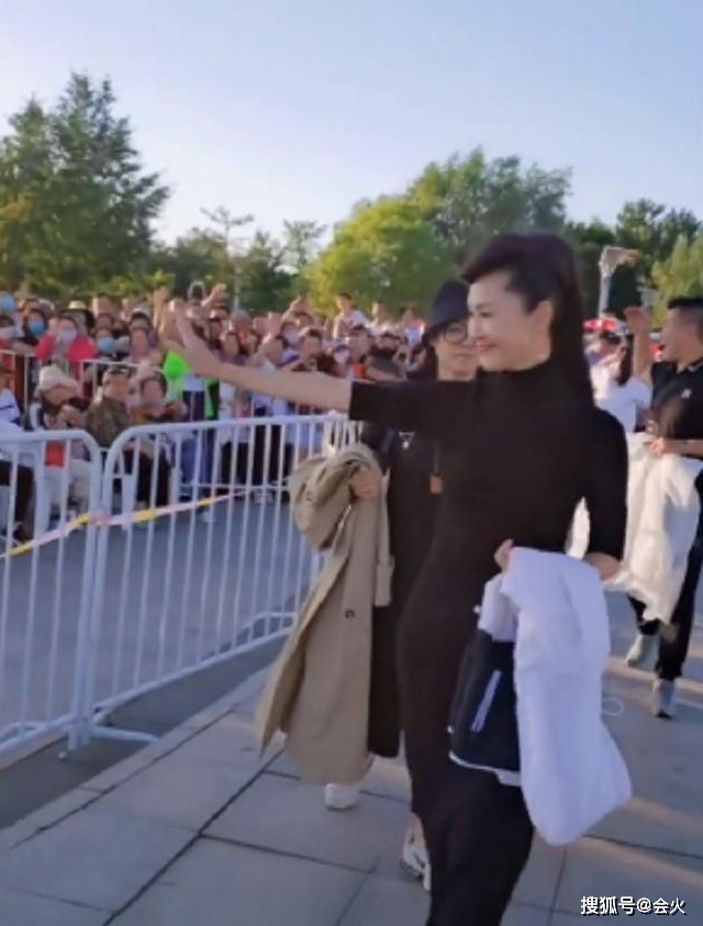 眼睛|原创于文华生病住院，眼睛红肿连睁开都很费劲！输完液就赶赴直播带货