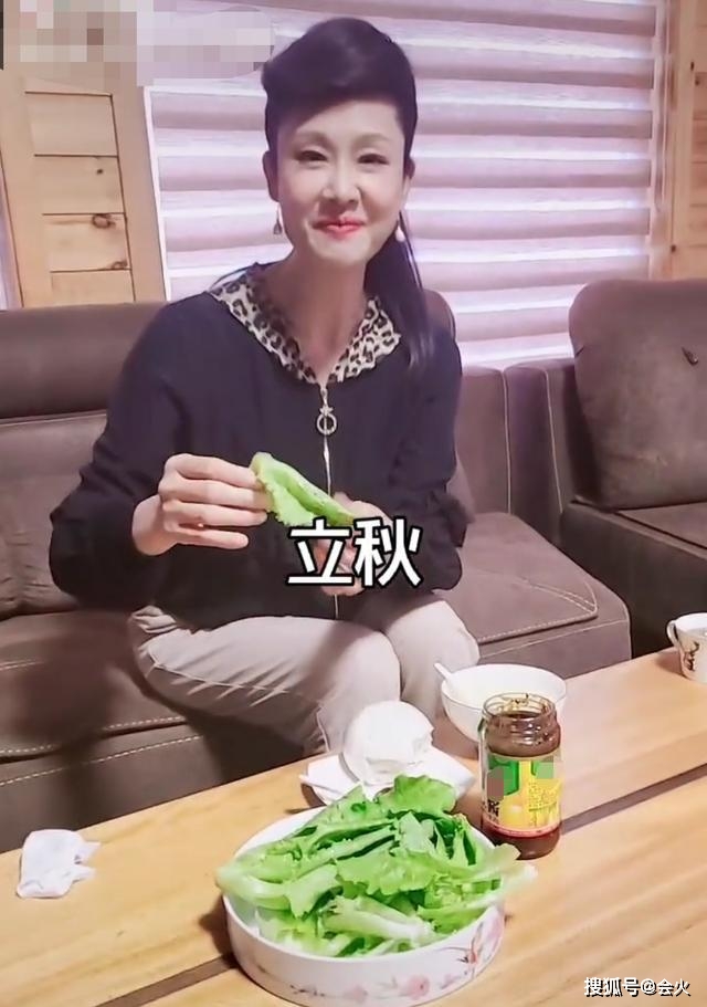 住院|原创于文华生病住院，眼睛红肿连睁开都很费劲！输完液就直播带货太拼