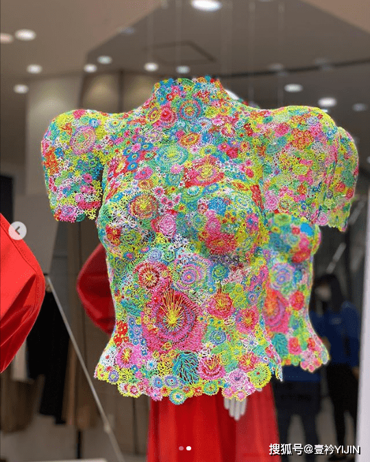 图片|新锐设计师 | 精神护士转行服装，创造出挂能着穿的炫彩服装