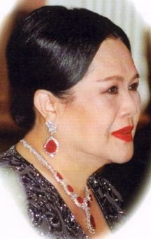 蓝宝石|泰国太后果然宠苏提达王后！奢华珠宝赠儿媳，蓝宝石配绿裙惊艳了