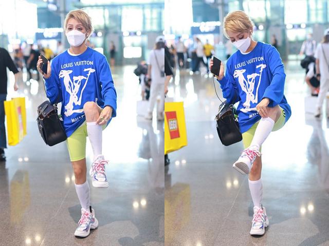 好身材|原创宁静现身机场,穿健美裤秀好身材,高抬腿整理高筒袜不拘小节