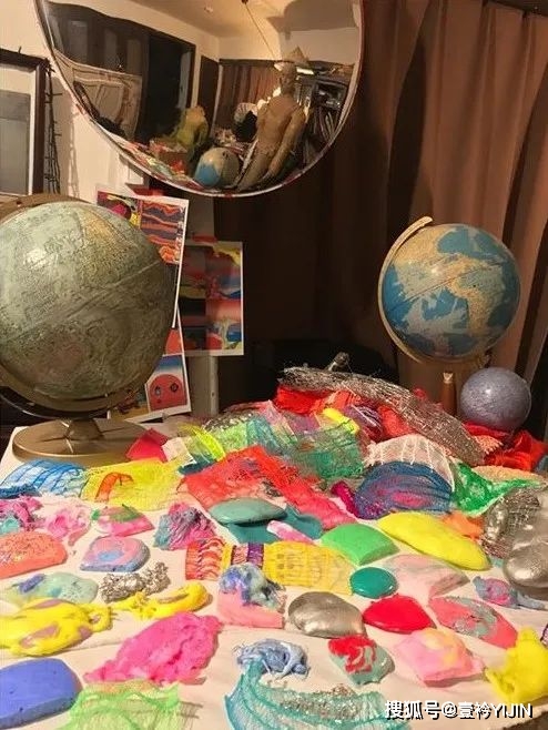 图片|新锐设计师 | 精神护士转行服装，创造出挂能着穿的炫彩服装