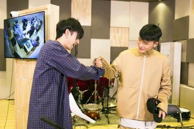 13届快男首位当爹选手，30位明星齐送祝福，华晨