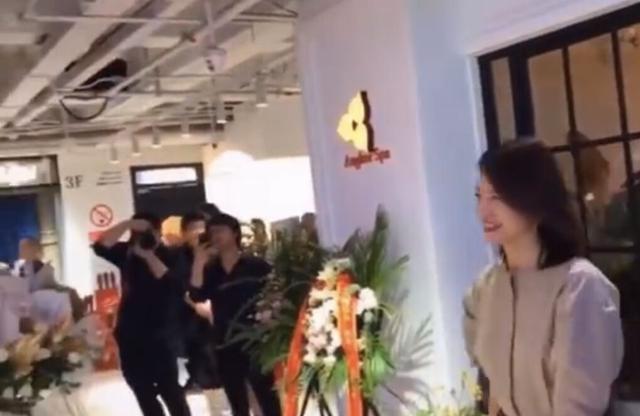 46岁董卿曝近况,疑戴婚戒素颜现身,留长发却被吐槽显老?