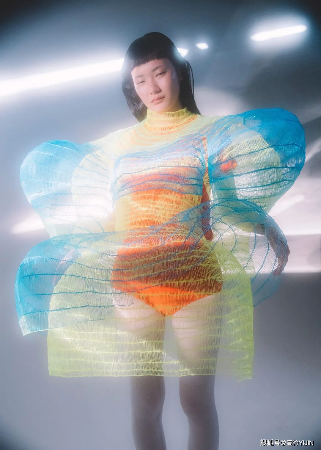 图片|新锐设计师 | 精神护士转行服装，创造出挂能着穿的炫彩服装