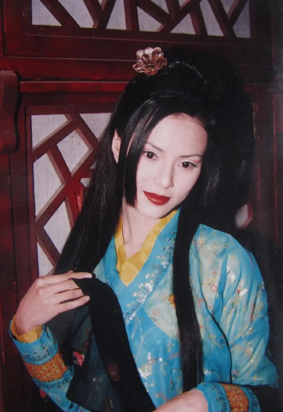 鲜肉|李若彤首次公开年龄，快30岁演小龙女，30多还和小鲜肉演情侣