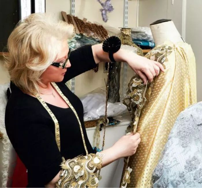 王子|英国王室祸起萧墙皆因一顶皇冠？哈里王子为宠妻竟对女王出言不逊