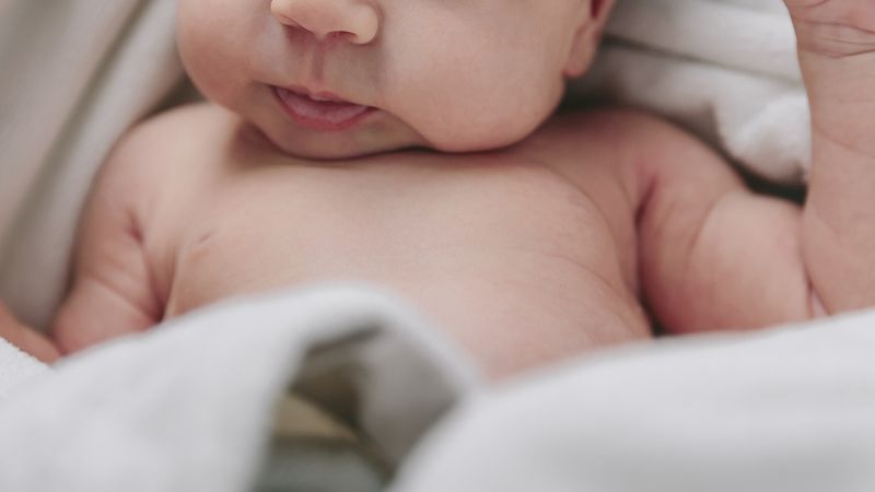原创宝宝吃多少奶是饱了？怎样喂养长身体？一岁内哺乳清单请收藏