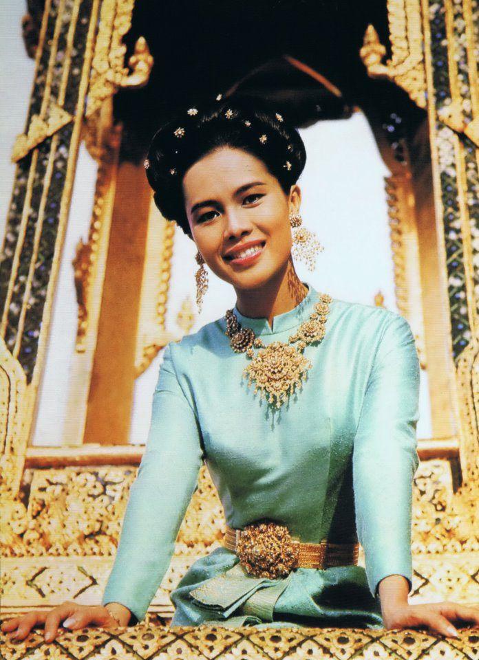 身形|泰国血友病公主身残志坚！穿孔雀蓝裙亮相，身形扭曲依然打扮精致