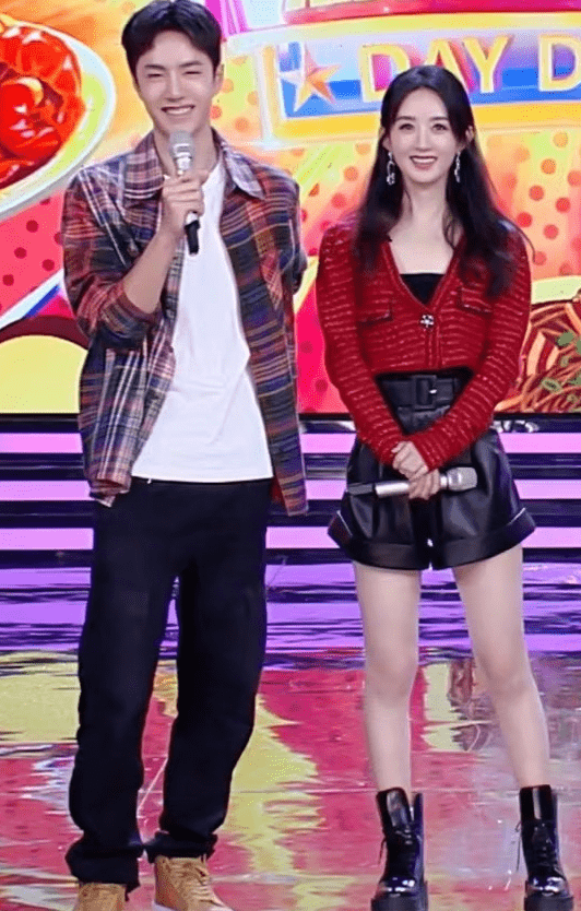 杨幂|谁给赵丽颖勇气穿马丁靴？生图下腿粗到没法看，模仿杨幂却无身材