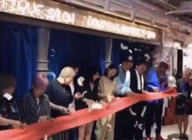 46岁董卿曝近况,疑戴婚戒素颜现身,留长发却被吐槽显老?
