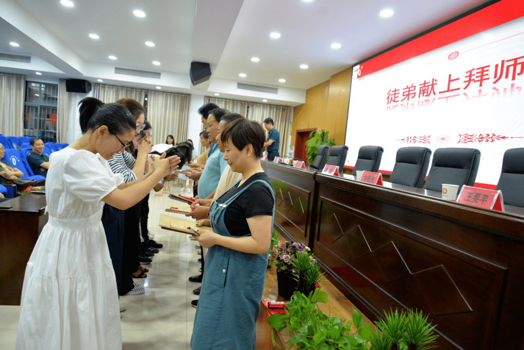 湘潭|湘潭凤凰中学举行新教师入职培训开班典礼暨拜师仪式