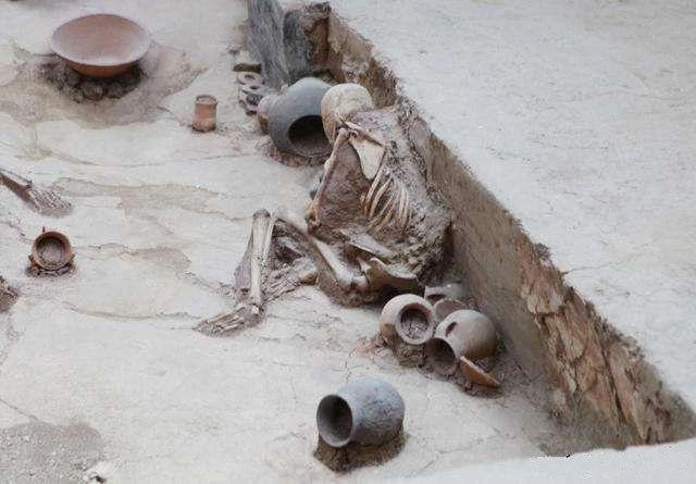 地震来临，“母亲”紧紧护着孩子死去，被人发现已过了4000年