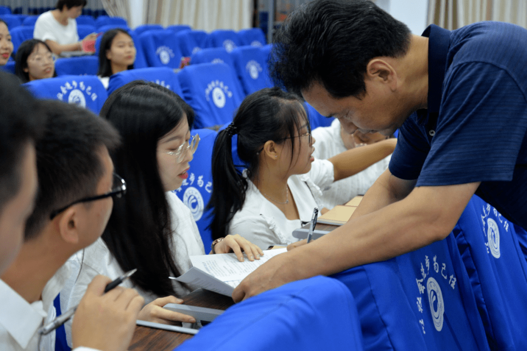 湘潭|湘潭凤凰中学举行新教师入职培训开班典礼暨拜师仪式