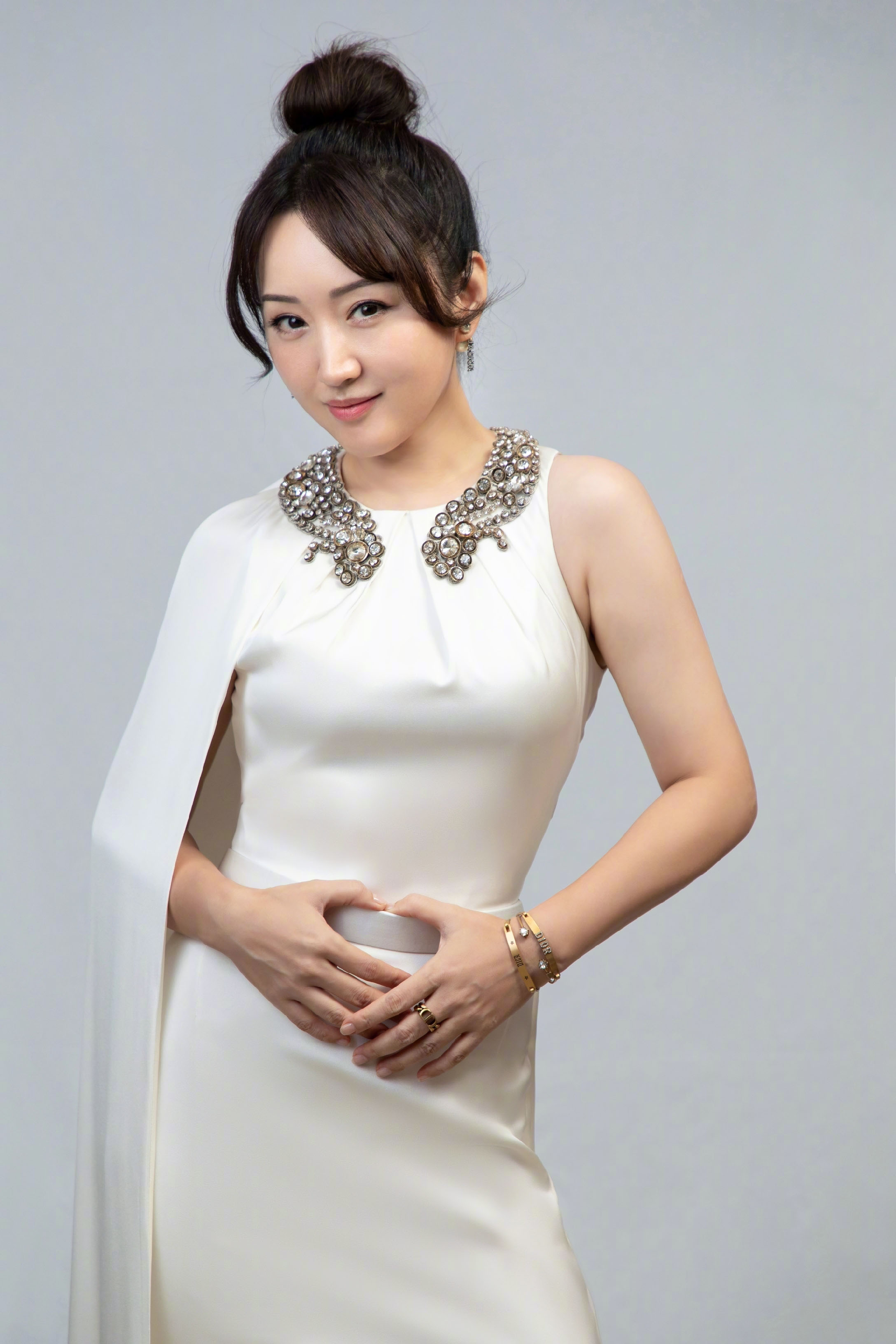 18日深夜,知名歌手,甜歌皇后杨钰莹在演出结束后晒出了几张美照,获得