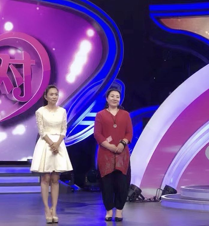 身材|主持人王芳上班照，穿蕾丝紧身裙，身材走形严重还有小肚腩！