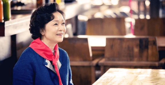 原创62岁的刘莉莉，女儿长相漂亮，老公比她还要小4岁