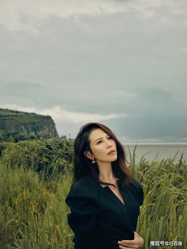 蔡少芬|蔡少芬张晋湿地大片曝光，情侣配色穿搭恩爱加倍，网友：被秀一脸